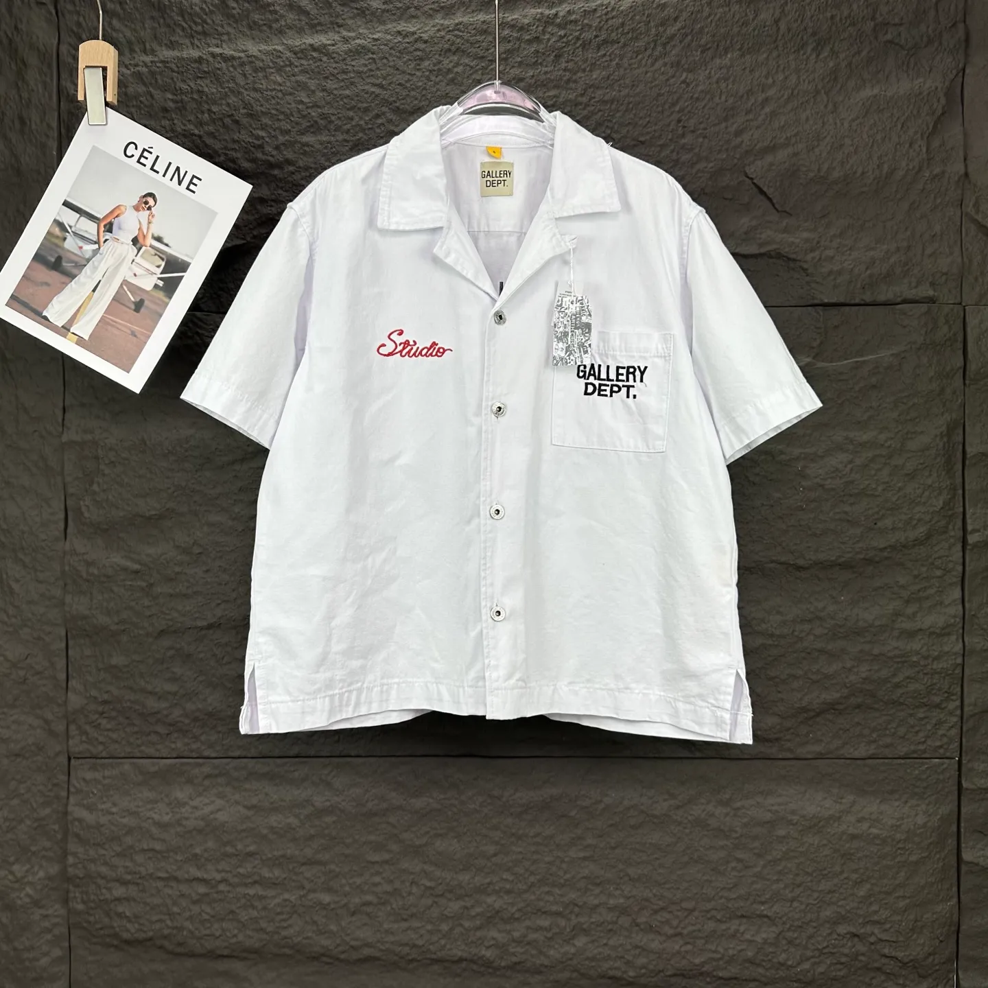 P240 GALLERY DEPT. 2025 new embroidered letter LOGO couple style loose denim short-sleeved shirt 🔥High version🔥High version🔥 Original customized denim fabric, the same high-end denim fabric as the Internet celebrity star, simple and loose version with multiple embroidered letter LOGO designs, very high-end and stylish! The fabric feels very comfortable, and it’s a denim short-sleeved shirt that’s super versatile and looks great! ! Complete with three standards, same style for men and women 👫A must-have item for everyone Color: yellow, white Size: S-XL